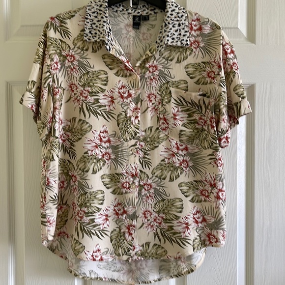 Volcom Floral Short Sleeves High Low Rounded Hem Blouse, Size M. - Picture 1 of 6
